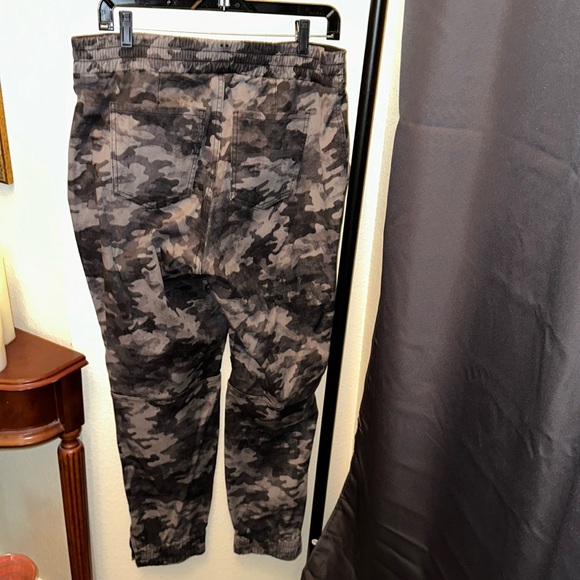 SPANX Stretch Twill Cargo Jogger Camo Gray color XL - Picture 3 of 12